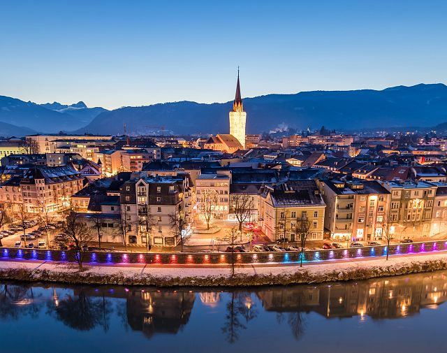 Villach bei Nacht im Advent